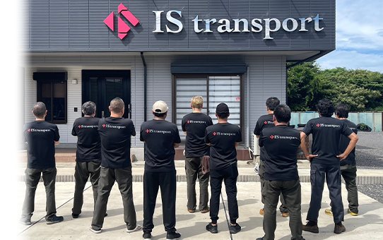 事務所の前に並ぶ社員